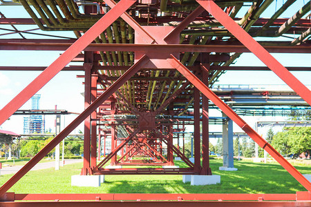 炼油厂石化工厂企业的红色金属结构管道轮支架大梁桩和加强图片