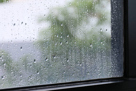 雨季选择焦点地窗玻璃上清露的雨滴水图片