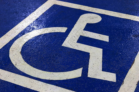 停车场残疾人泊车标志选择焦点图片