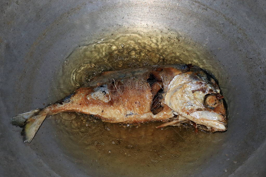 用热油在锅中炸鲭鱼咸鲭鱼油炸食品图片