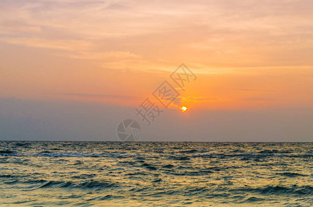 夏季日落时的敖德萨海景图片