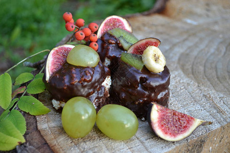 甜巧克力蛋糕和木制背景的果子图片