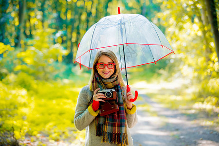 秋季带雨伞和照相机的年图片