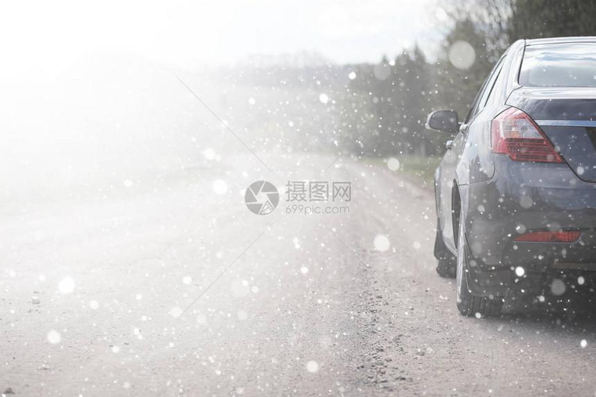 第一场秋雪中农村公路上的一辆汽车乡间小路上的第一场冬图片