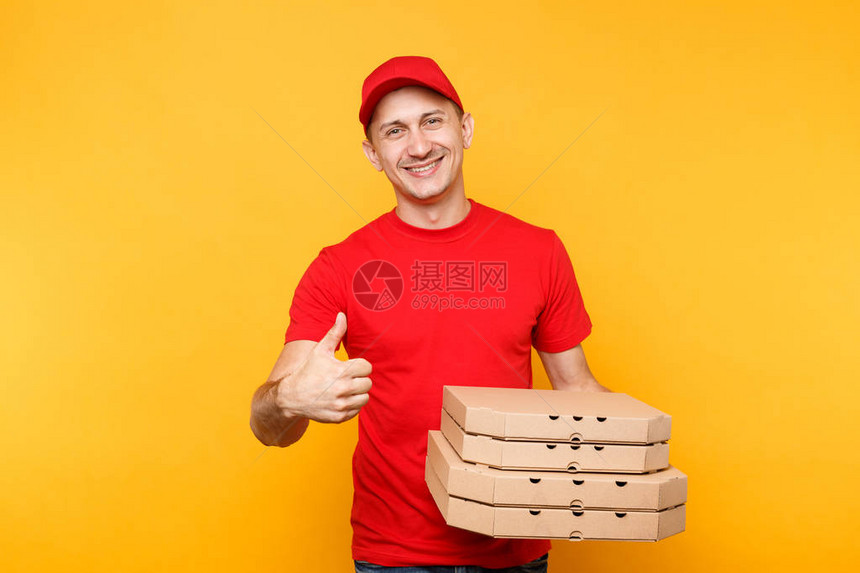 穿着制服的男员工比萨饼人或快递员在纸板箱里拿着意大利比萨图片