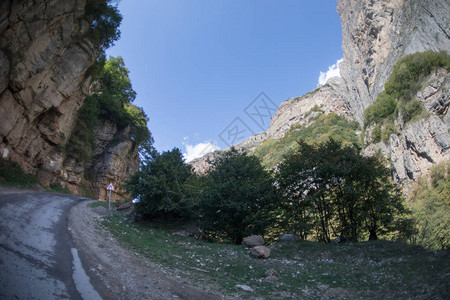 骑行山路在高山的雾蒙的山路多云图片