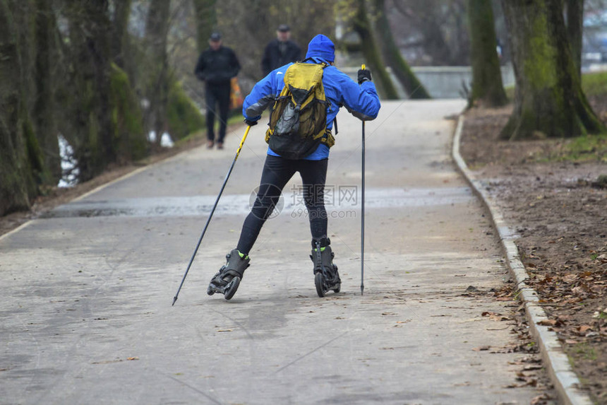 一个带滑雪杖的男子旱冰鞋图片