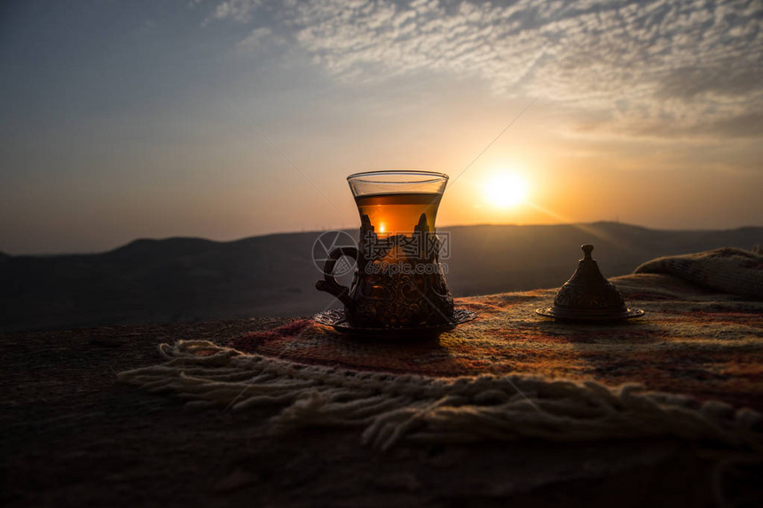 东部地毯上的白色黑茶图片