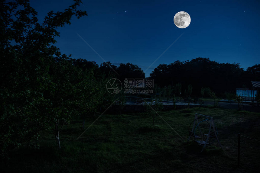 满月之夜穿过森林的山地路黑暗蓝天和月图片