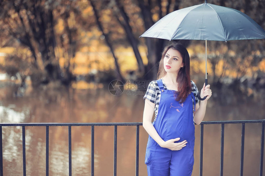 秋天的小女孩在多雨的天气里图片