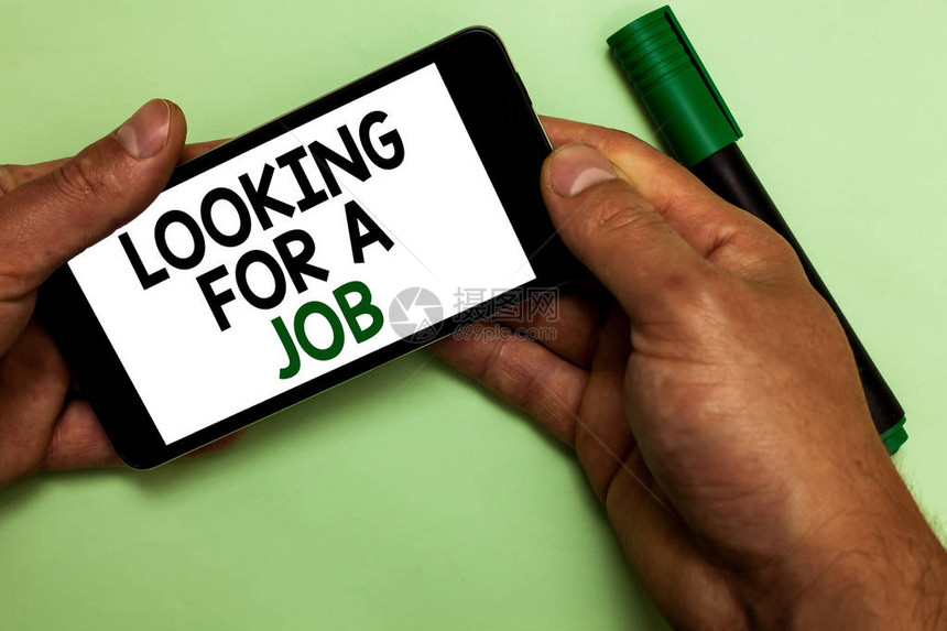 显示寻找工作的书写笔记商业照片展示失业者求职人力资源人力手持iPhone与文本图片