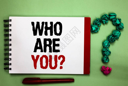 写笔记显示你是谁的问题商业照片展示身份识别描述个人特征青瓷颜色背景红边记事本字母图片