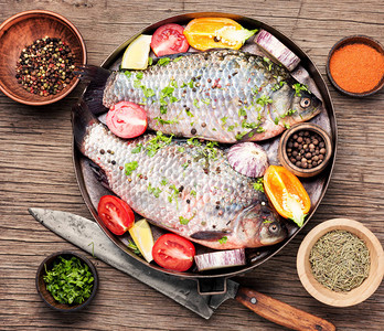 新鲜鱼配有烹饪用锅饭的成分烹饪概念图片