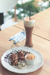 冰咖啡焦糖和面包店图片