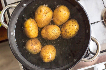 土豆在锅里沸腾图片