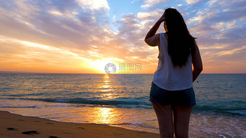 女人在海中放松欣赏日落夏图片
