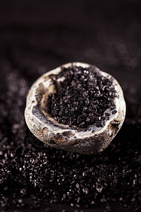 夏威夷黑熔岩海盐在黑色图片