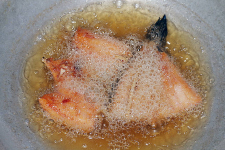 热油锅炸鱼片饮食炸鱼油锅炸鱼切片是食物蛋图片