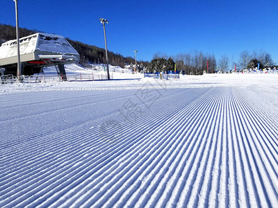 魁北克圣索韦尔高山滑雪小径上的图片