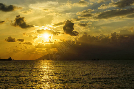 日落时海上的壮丽景色和船只图片