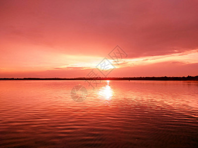 夏日傍晚日落时分的湖景图片