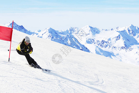 在奥地利索尔登高山下坡滑雪的巨型Slalo图片