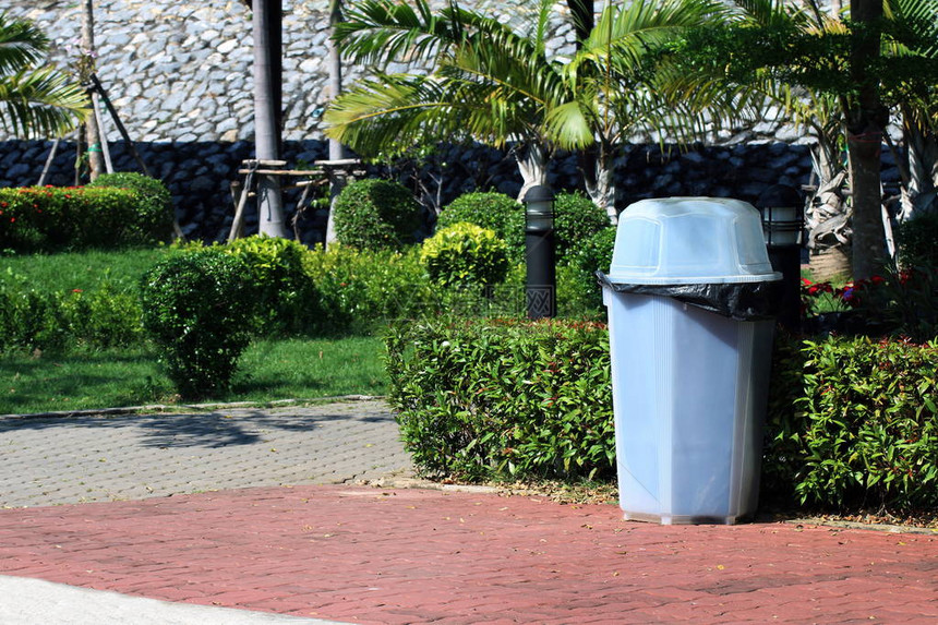 塑料垃圾箱清除垃圾侧身走在花园公共图片