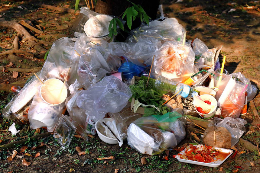 废塑料垃圾树底堆垃圾湿食品垃圾塑料袋图片