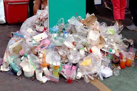 垃圾废物塑料废物污染一堆垃圾塑料废物瓶和袋泡沫托盘图片
