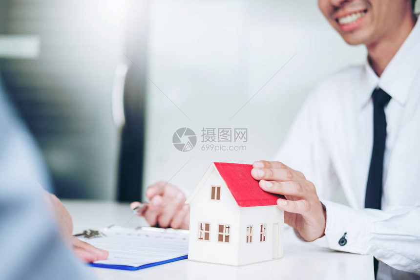 向客户提供住房并签署协议合同的销售代理商图片