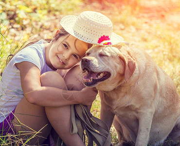 夏天在森林里狗的快乐年轻女孩的画像狗和女孩一起戴图片