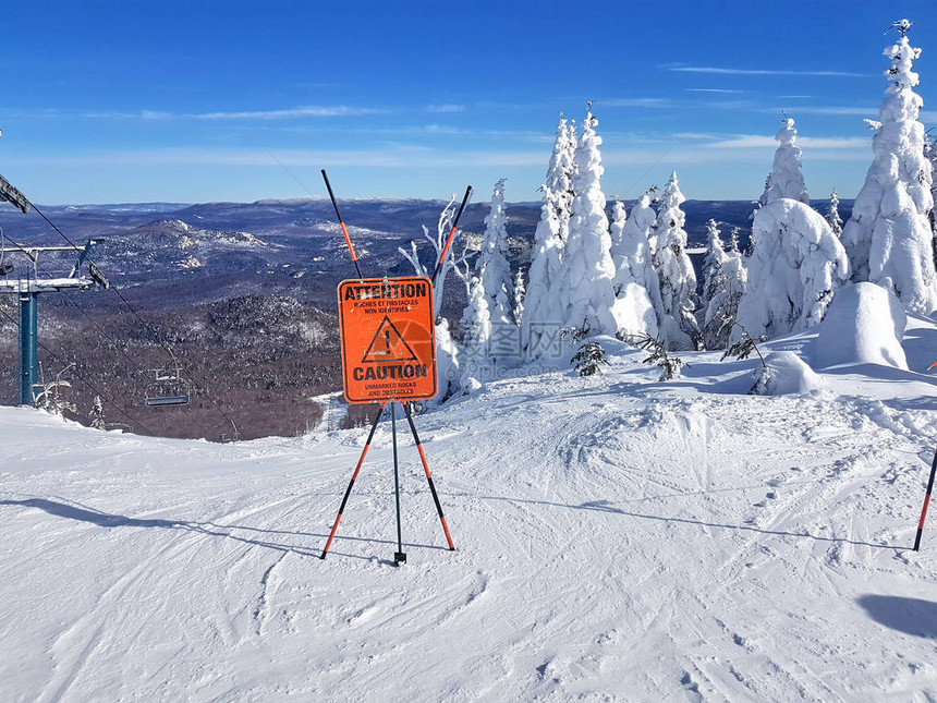 在滑雪胜地上小心标记和警告没有标记的岩石和障碍物图片