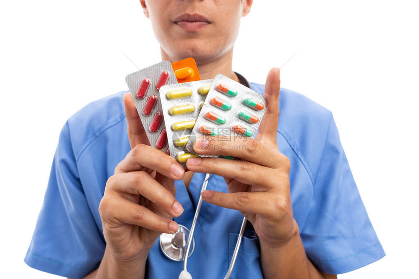 关闭女医院护士或持有丰富多彩药片作为治疗处方概念的医生图片