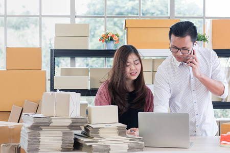 年轻的亚洲夫妇在简单的家庭办公室工作图片