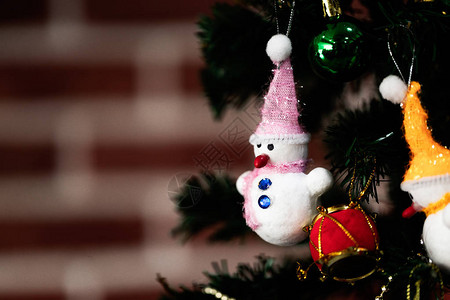 白色雪人娃挂在家里装饰的假松树上大型节日圣诞和新图片