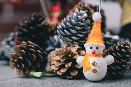 白色雪人娃挂在家里装饰的假松树上大型节日圣诞和新图片