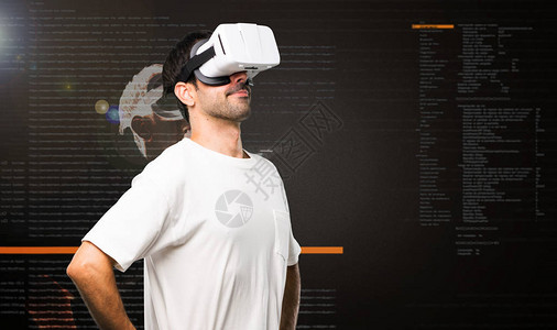 使用VR眼镜站和在虚拟现实模图片