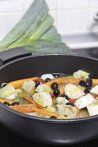 家庭厨房平底锅里的蔬菜图片