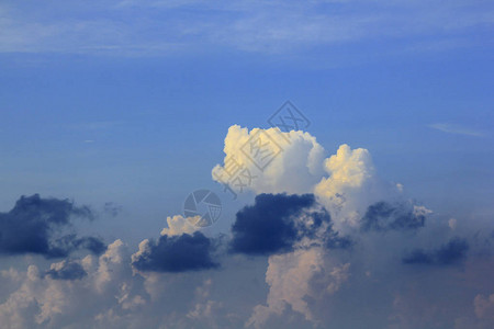 天空中不同形状的云彩图片