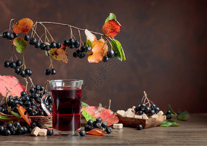 玻璃和浆果中含熟黑窒息莓Aronia图片