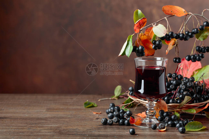 玻璃和浆果中含熟黑窒息莓Aronia图片