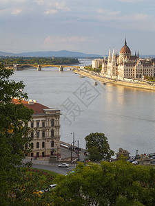 布达佩斯Buda城堡的匈牙利议会观图片