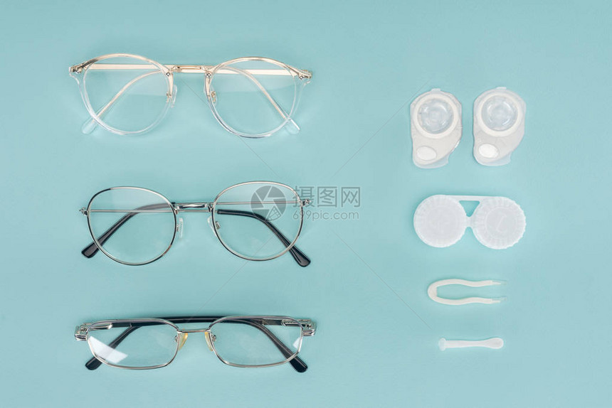 眼镜隐形眼镜容器和蓝底盘装的tw图片