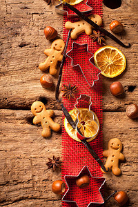 圣诞木制背景与香料图片