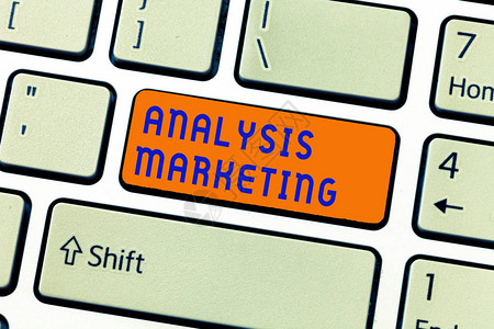 显示分析营销的书写笔记展示市场定量和定评图片