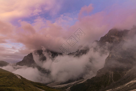 多洛米特阿尔卑斯山脉美丽的云风和雾云图片
