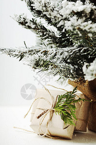 人造树和雪下的盒子圣诞老人的礼物图片