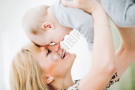 快乐的母亲抱着爱她的孩子图片