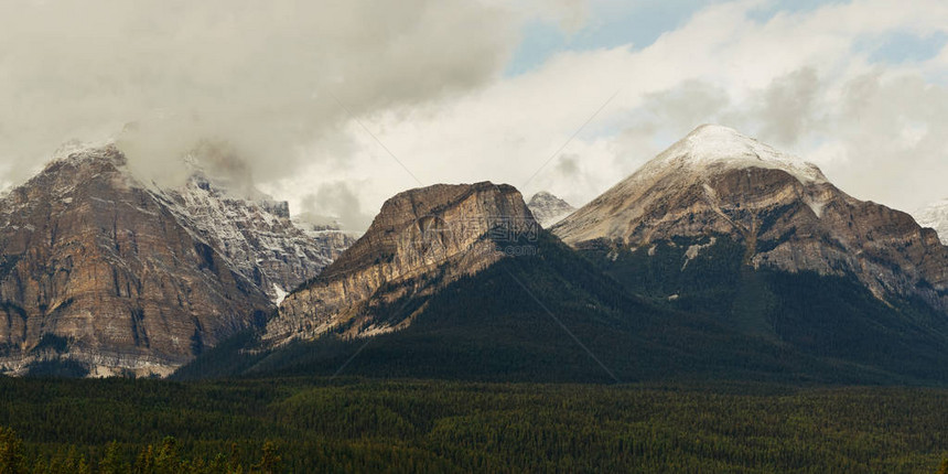 加拿大班夫公园景观全景山顶图片