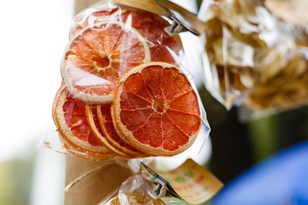 玻璃纸袋中的干柑橘片可食用的礼物复制空间图片